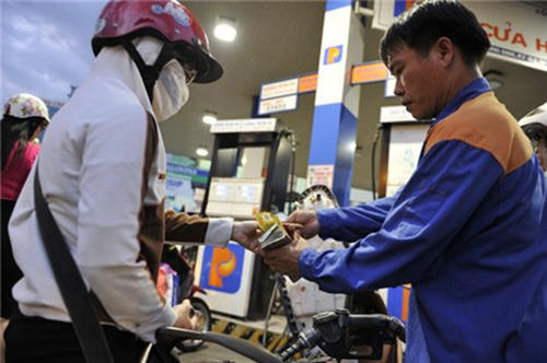 Thuế môi trường với xăng sẽ tăng thêm 1.000 đồng một lít, lên mức 4.000 đồng một lít.