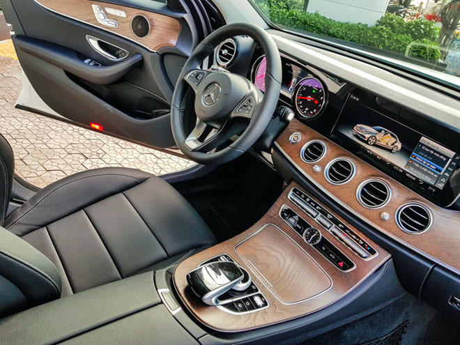 Mercedes-Benz E200 ban nang cap ve dai ly, gia khong doi hinh anh 3