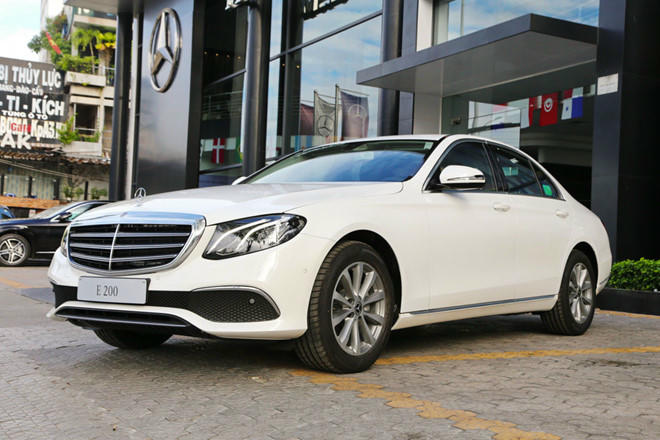 Mercedes-Benz E200 ban nang cap ve dai ly, gia khong doi hinh anh 1
