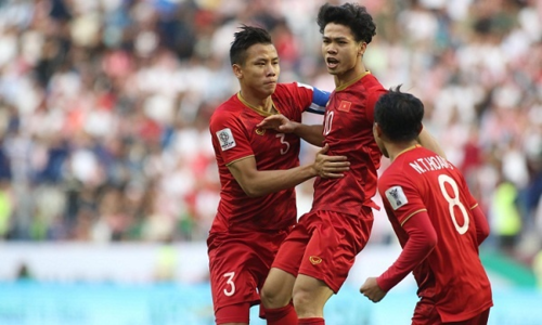 Công Phượng chia vui với đồng đội sau bàn thắng vào lưới Jordan vòng 1/8 Asian Cup 2019. Ảnh:Anh Khoa.