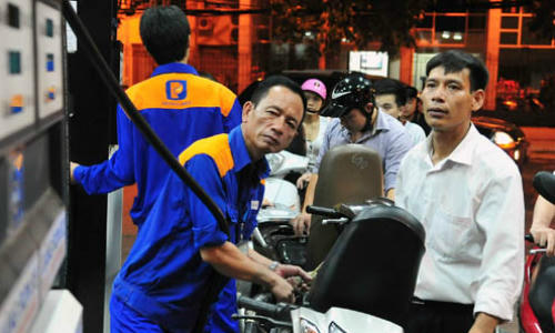 Giá xăng trước áp lực tăng giá.