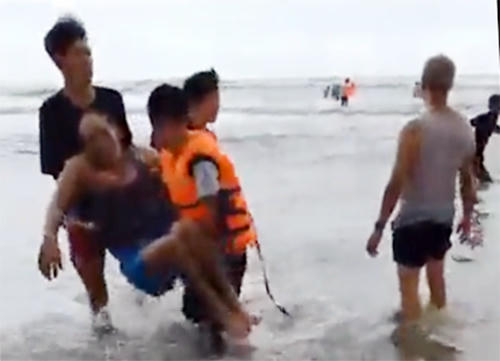 Các nạn nhân lần lượtđược đưa vào bờ. Ảnh: Cắt từ video: