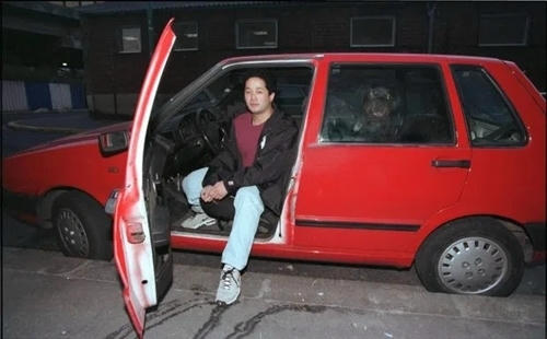 Le Van Thanh ngồi trên chiếc Fiat Uno sau khi nóđược sơn lại màu đỏ. Ảnh: Sun.