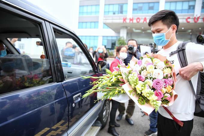 Niềm vui xuất viện sau hơn 10 ngày cách ly