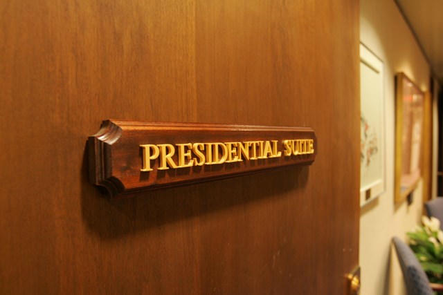 Trung tâm Y tế Quân sự Quốc gia Walter Reed có một dãy phòng riêng để phục vụ, chăm sóc y tế cho Tổng thống với phòng chăm sóc đặc biệt ICU, bếp và phòng họp an ninh. 