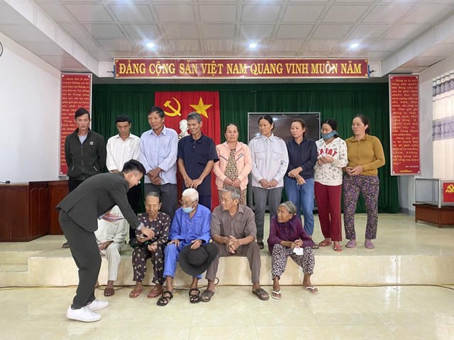 &Ocirc;ng L&ecirc; Khắc Ng&acirc;n &ndash; Gi&aacute;m Đốc c&ocirc;ng ty cổ phần đầu tư thương mại v&agrave; x&acirc;y dựng Aluco, đại diện thương hiệu 3H tại Việt Nam trao những phần qu&agrave; cho b&agrave; con bị ảnh hưởng bởi con b&atilde;o số 9