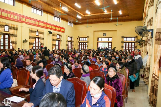 B&agrave; con tại x&atilde; Cẩm Duệ đến UBND x&atilde; chờ nhận những phần qu&agrave; từ c&aacute;c Mạnh Thường Qu&acirc;n