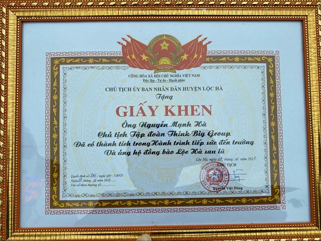 Chủ tịch HĐQT Lộc Sơn H&agrave; Land - Think Big Group Nguyễn Mạnh H&agrave; nhận bằng khen của huyện v&igrave; c&ocirc;ng t&aacute;c thiện nguyện