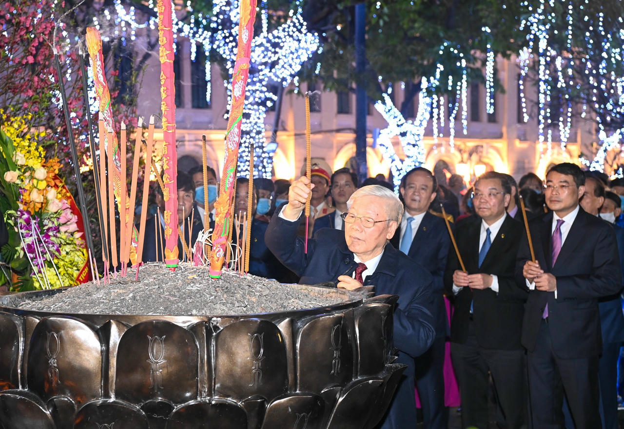 Tổng Bí thư, Chủ tịch nước Nguyễn Phú Trọng chúc Tết nhân dân bên Hồ Gươm