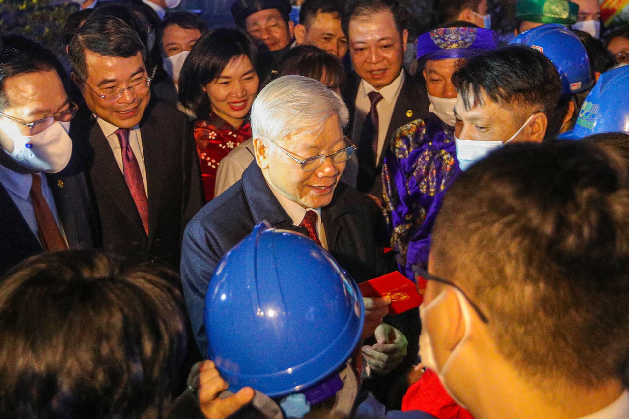 Tổng Bí thư, Chủ tịch nước Nguyễn Phú Trọng chúc Tết nhân dân bên Hồ Gươm