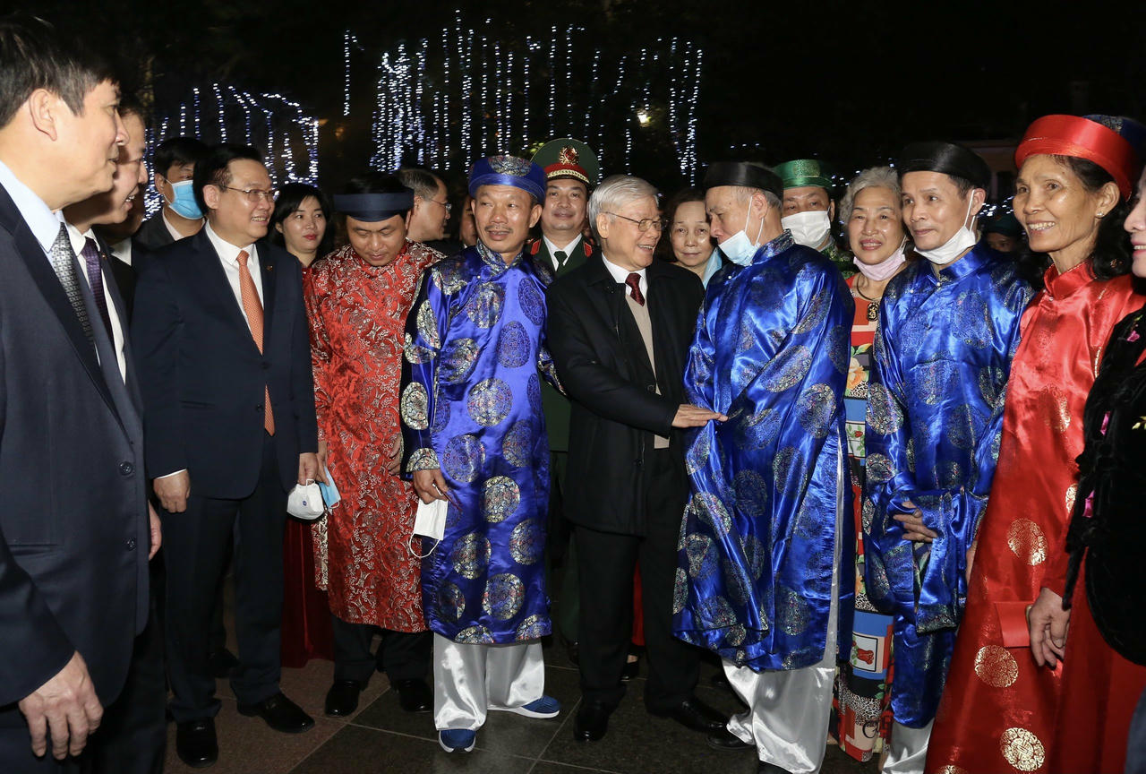 Tổng Bí thư, Chủ tịch nước Nguyễn Phú Trọng chúc Tết nhân dân bên Hồ Gươm