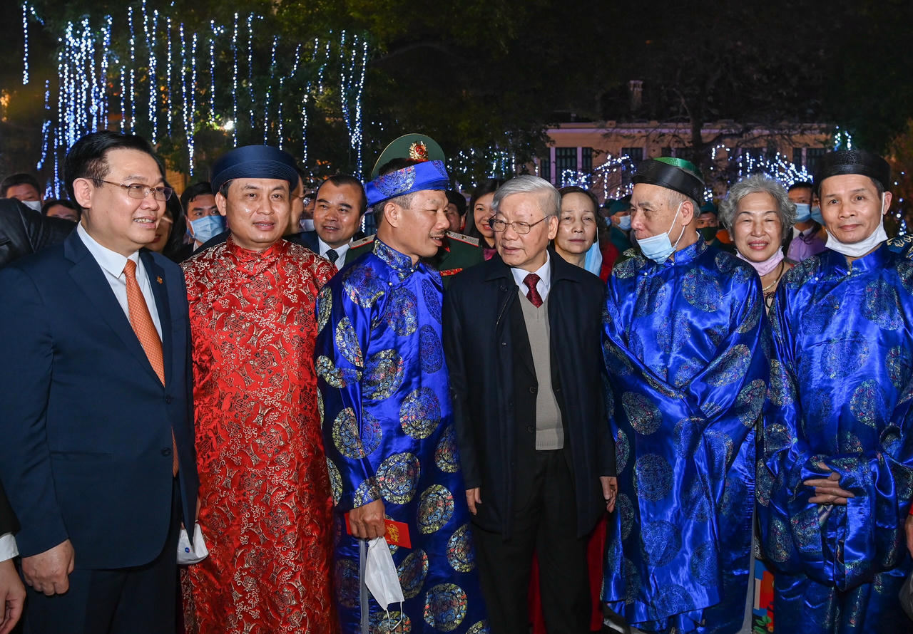 Tổng Bí thư, Chủ tịch nước Nguyễn Phú Trọng chúc Tết nhân dân bên Hồ Gươm