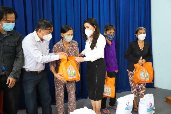 Quỹ từ thiện Kim Oanh trao 11.000 túi an sinh cho người dân vùng dịch - ảnh 3