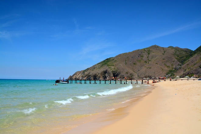 Sau khi cano cập cầu cảng gỗ, bạn sẽ bước đến Kỳ Co hoang sơ và hấp dẫn. Không quá nhiều dịch vụ du lịch nên bạn sẽ thực sự được hòa mình với biển trời mây nước.