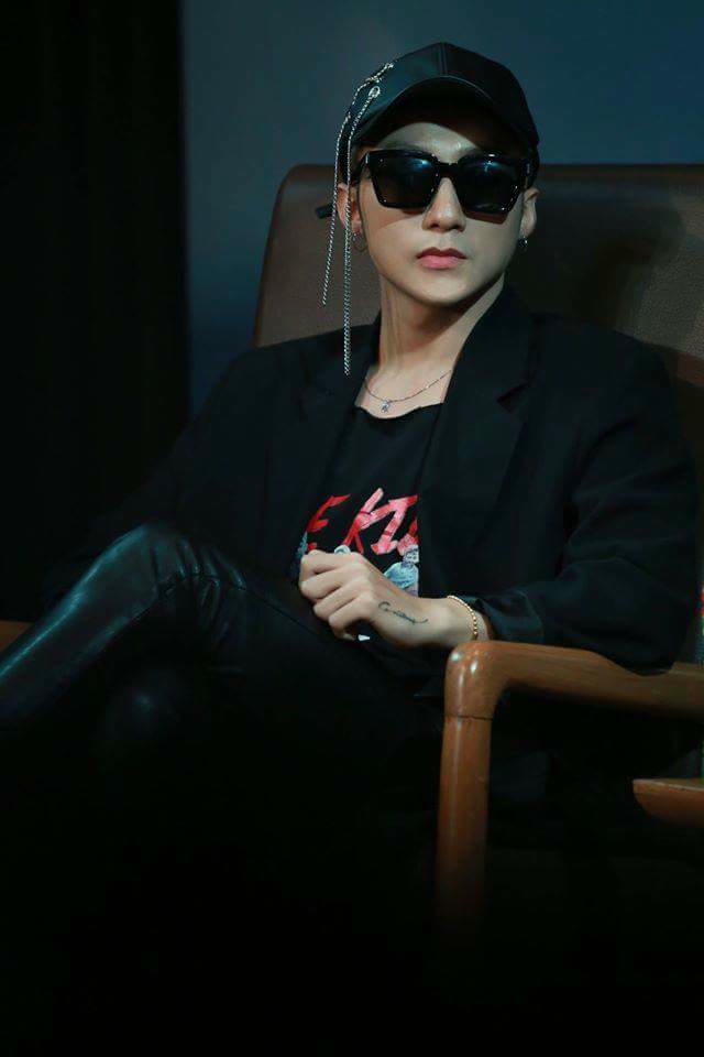 Kết quả hình ảnh cho sơn Tùng M-TP đội mũ khuyên