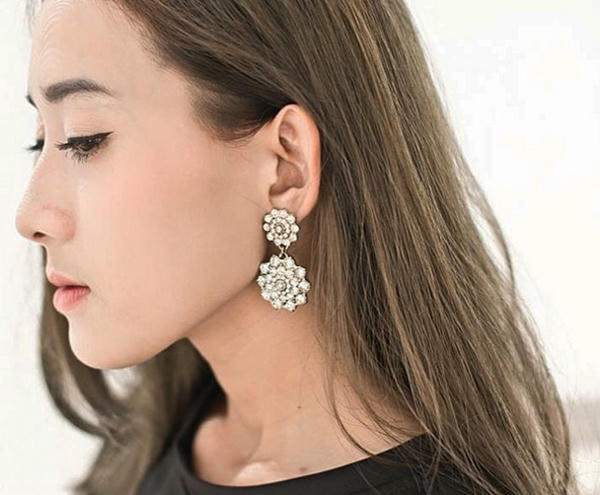 Kết quả hình ảnh cho kết hợp hoa tai đính đá