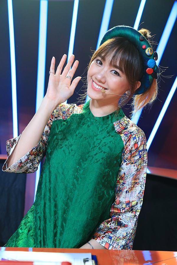 Hari Won trông trẻ trung hơn với sắc xanh ngọc lục bảo.