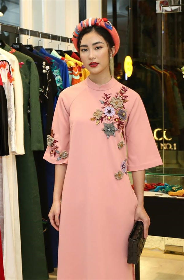 Helly Tống ngọt ngào, trẻ trung với sắc hồng đào đang được ưa chuộng bậc nhất trong mùa mốt năm 2016 này.