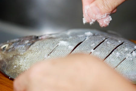 Kết quả hình ảnh cho Rắc muối lên cá