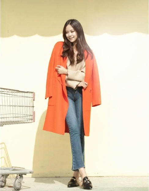 Kết quả hình ảnh cho Mặc quần jeans với áo choàng dài sao Châu Âu