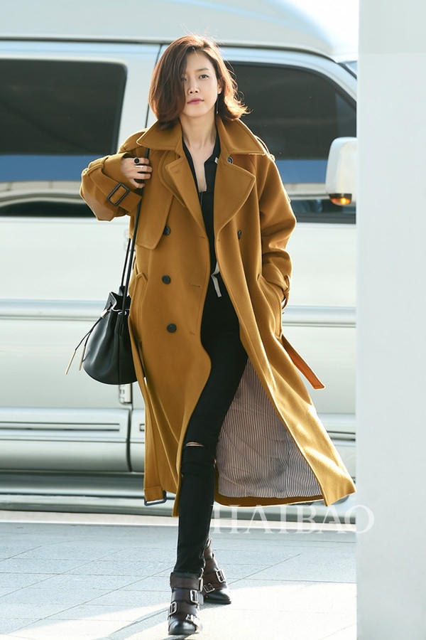 Kết quả hình ảnh cho Mặc quần jeans với áo choàng dài sao Châu Âu