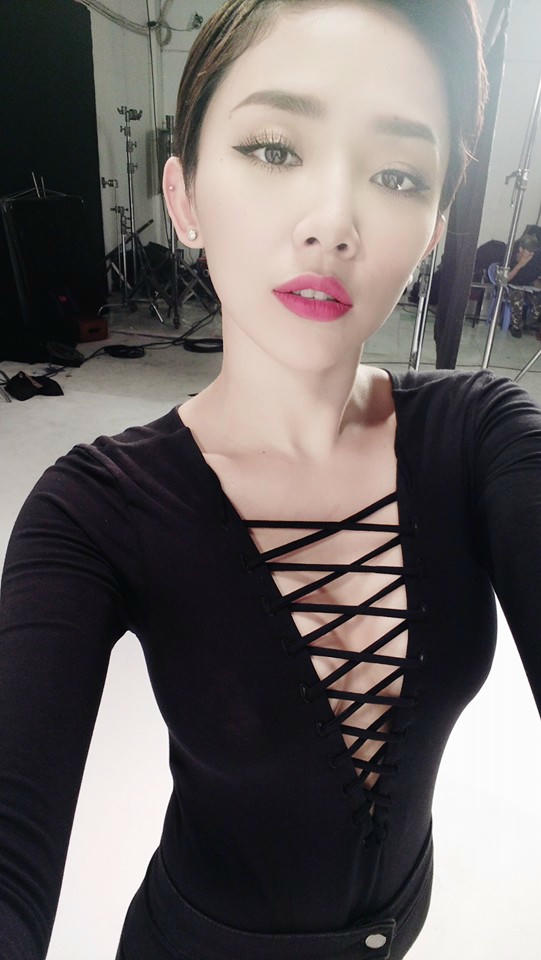 Kết quả hình ảnh cho Váy/áo 2 dây mix cùng áo thun sao Việt