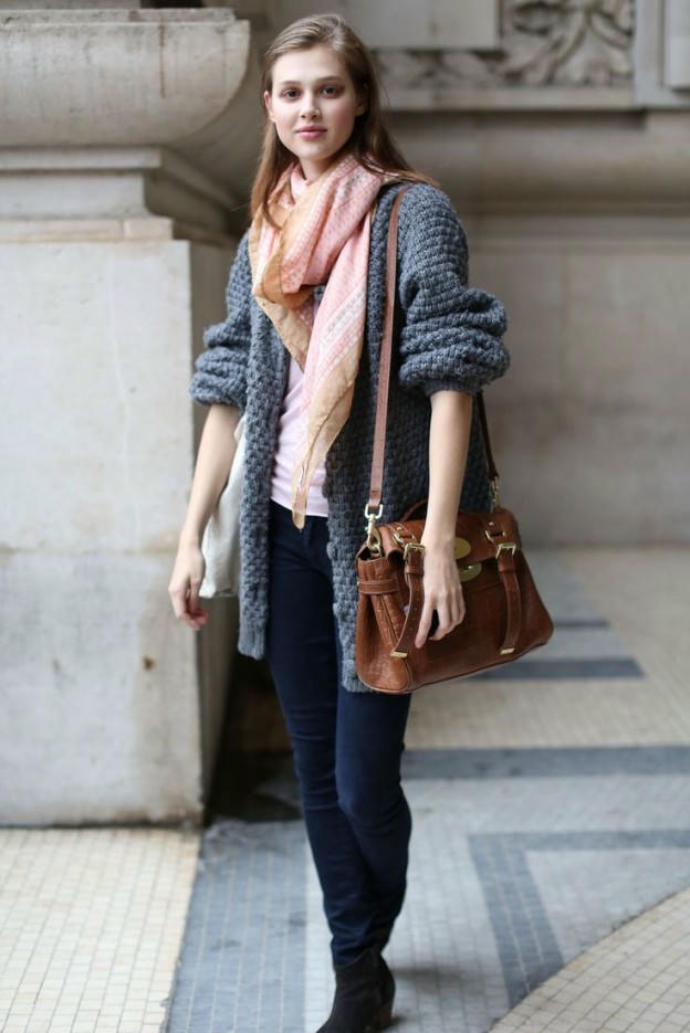 Kết quả hình ảnh cho Khăn mix cùng áo rộng, quần jeans