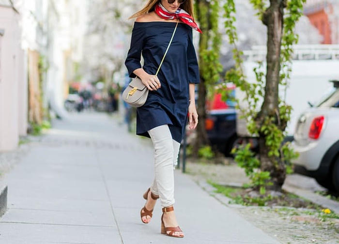 Kết quả hình ảnh cho Quàng khăn lụa với áo hở vai