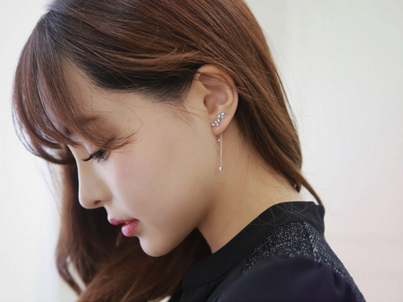 Kết quả hình ảnh cho Hoa tai khoen tròn sao Việt