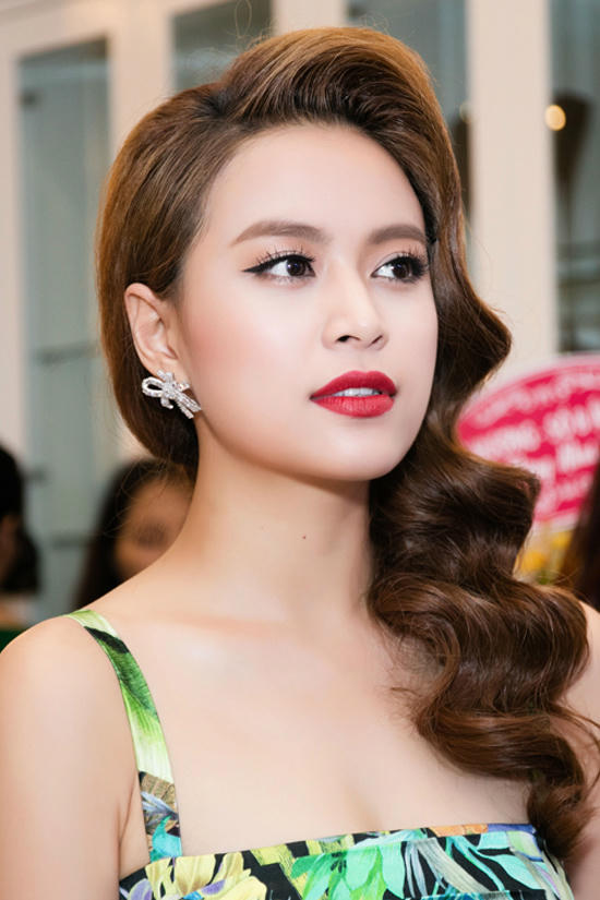 Kết quả hình ảnh cho Hoa tai khoen tròn sao Việt