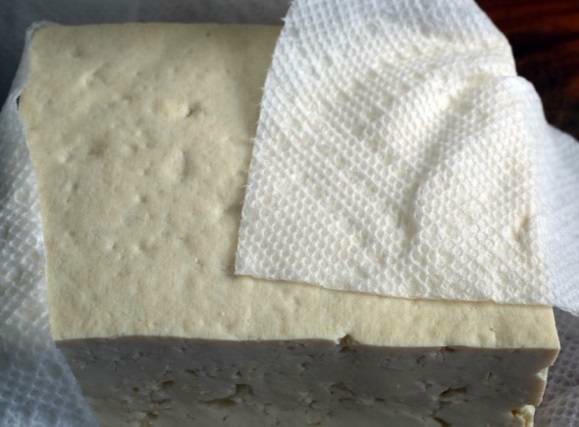 Kết quả hình ảnh cho đậu phụ để ráo nước giấy thấm