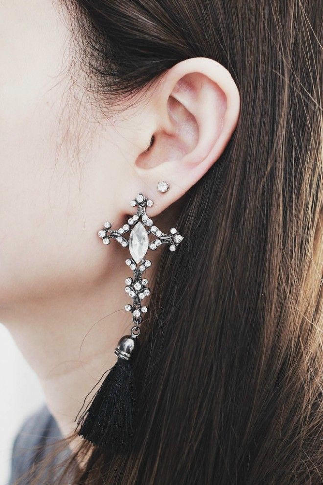 Kết quả hình ảnh cho Hoa tai khoen tròn sao Việt