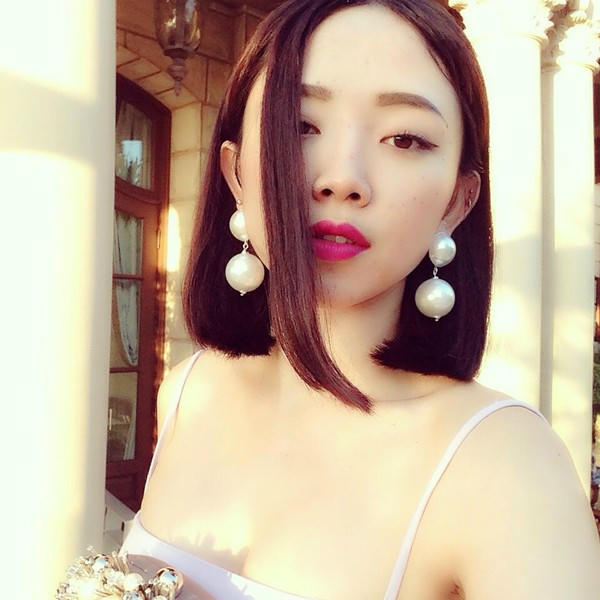 Kết quả hình ảnh cho Hoa tai khoen tròn sao Việt