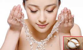 Kết quả hình ảnh cho Rửa mặt bằng giấm gạo và nước muối loãng