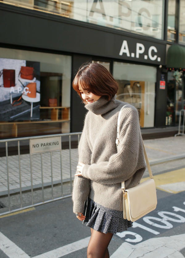 Kết quả hình ảnh cho Áo len cổ lọ oversize sao Châu Âu