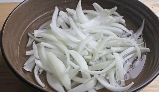 Kết quả hình ảnh cho xử lý hành tây bớt hăng