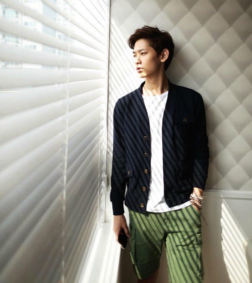 Kết quả hình ảnh cho Áo cardigan nam tô thanh lịch sao Châu Âu