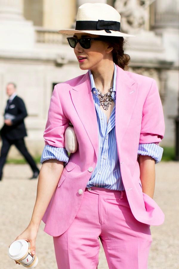 Kết quả hình ảnh cho Trang phục, phụ kiện màu hồng sao Châu Âu