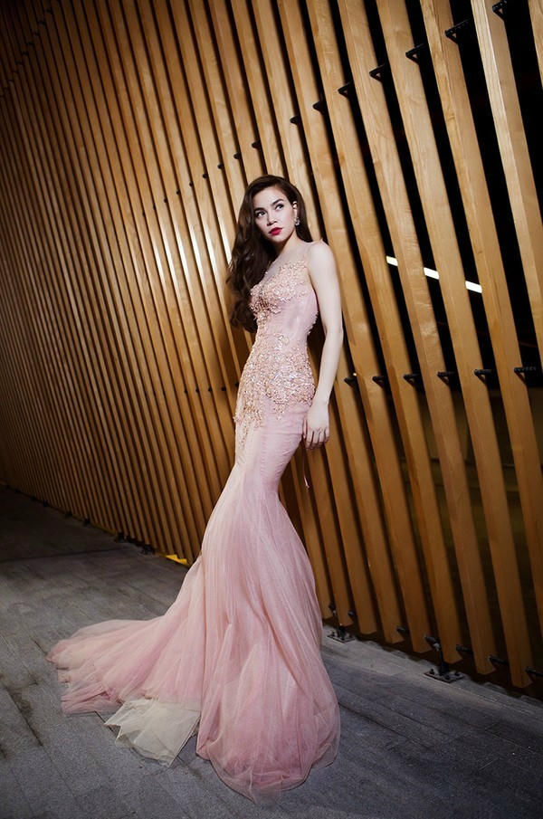 Kết quả hình ảnh cho Váy dạ tiệc dài chấm đất sao Châu Âu