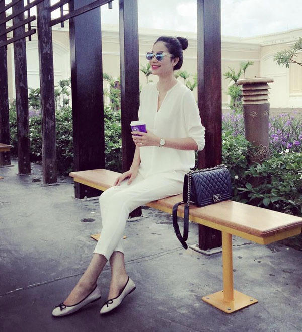 Street style trẻ trung, thanh lịch của Phạm Hương