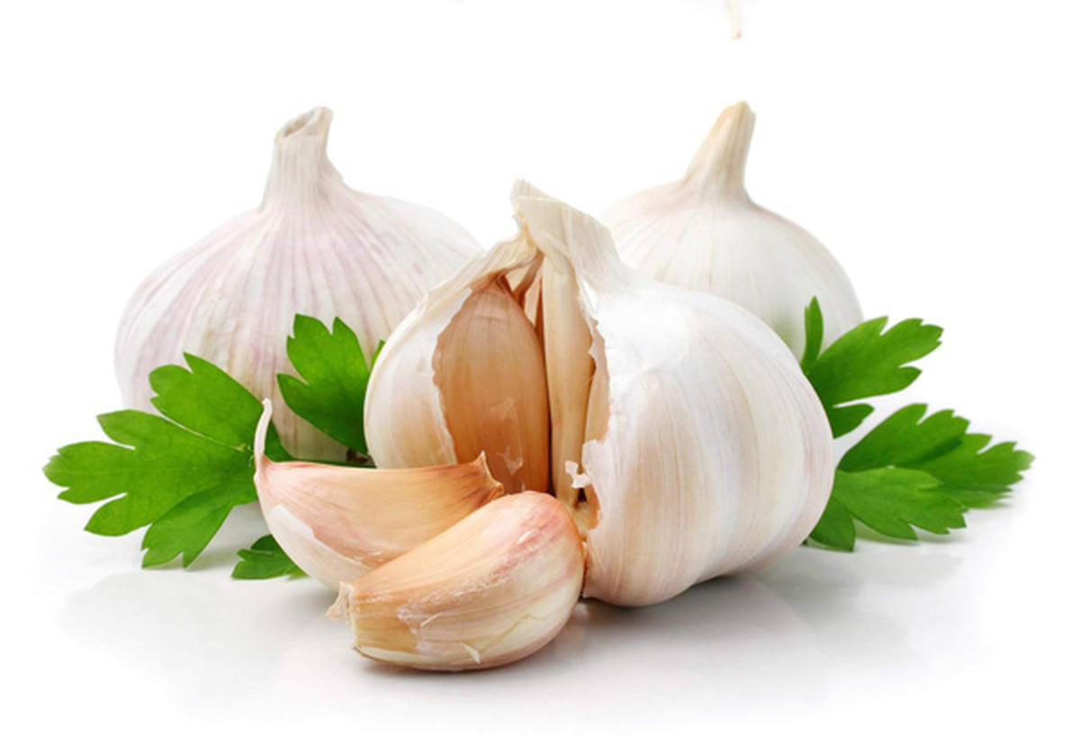 Kết quả hình ảnh cho Chữa hóc xương bằng nhét tỏi vào lỗ mũi\