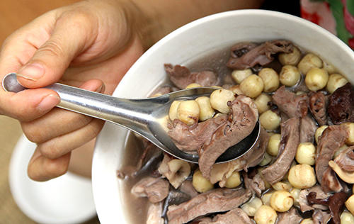 Kết quả hình ảnh cho Tim lợn hầm hạt sen