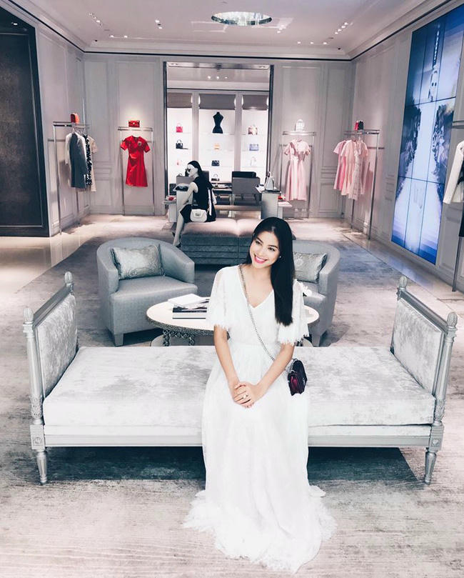 Ngọc Trinh diện túi tiền tỷ dạo phố, Kỳ Duyên bỗng nam tính trong street style tuần qua - Ảnh 4. Ngọc Trinh diện túi tiền tỷ dạo phố, Kỳ Duyên bỗng nam tính trong street style tuần qua - Ảnh 4.