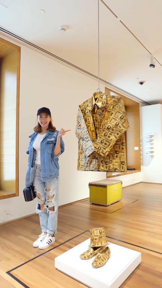 Minh Hang an gian tuoi voi loat ao khoac denim hinh anh 2