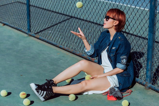 Minh Hang an gian tuoi voi loat ao khoac denim hinh anh 9