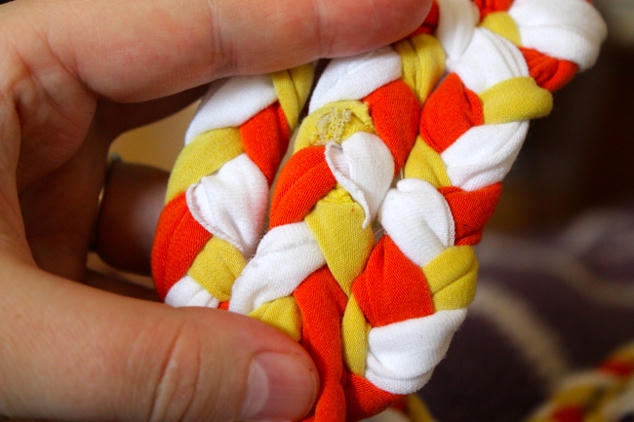 Khéo tay tết thảm chùi chân bằng quần áo cũ