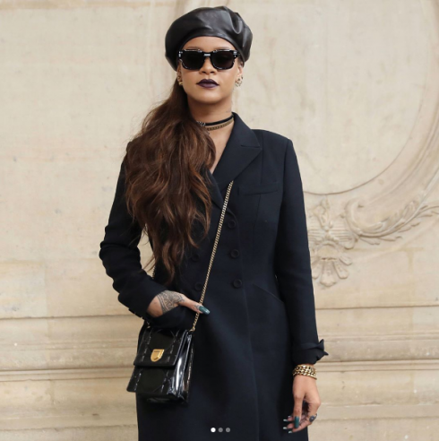 Không ngạc nhiên khi Rihanna được giới mộ điệu đánh giá cao như vậy trong lĩnh vực thời trang. Tự khiến bản thân nổi bật với gu thẩm mỹ ấn tượng, nữ ca sĩ được Puma tin tưởng đề nghị vị trí giám đốc sáng tạo của nhãn hàng. Trong ảnh là bộ suit đen không hề nhàm chán khi được cô phối nổi bật với các phụ kiện vàng cá tính. Chiếc vòng choker và mũ nồi da lạ mắt có thể khiến bất kì ai yêu thời trang trầm trồ.