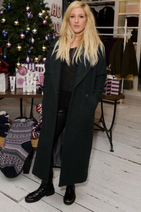 Ở London, Ellie Goulding ấm áp với áo khoác oversized của River Island (£110)