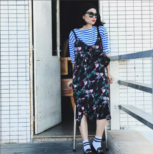 Váy hoa 2 dây phối cùng áo thun tạo nên một sự kết hợp tuyệt vời, vừa nữ tính nhưng lại trẻ trung.