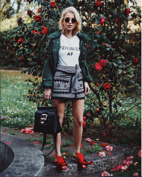 Họa tiết lạ mắt cùng chiếc thắt nơ lệch hông, chiếc váy mini này tạo điểm nhấn giúp bộ trang phục thêm phần thú vị.